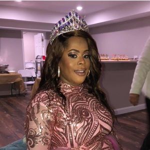 Meet your Posher, Tee